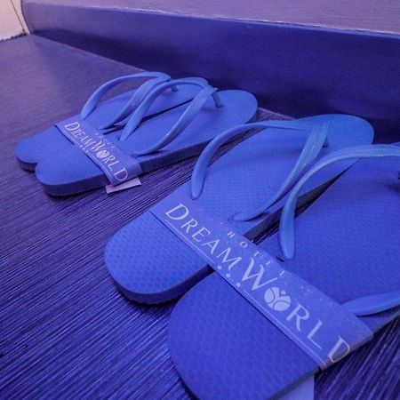 Hotel Dream World Araneta Cubao Кесон Сити Екстериор снимка