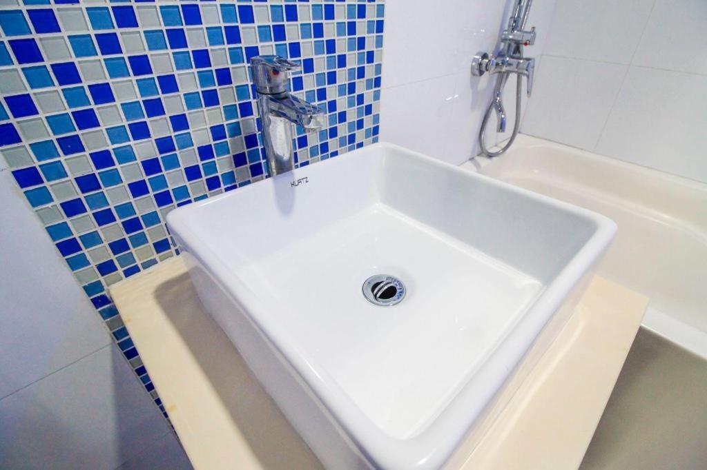 Hotel Dream World Araneta Cubao Кесон Сити Екстериор снимка